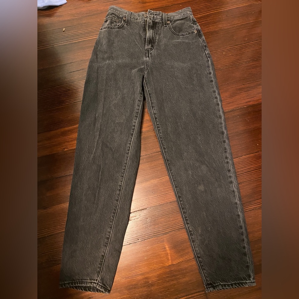 Black Levi’s high waisted jeans